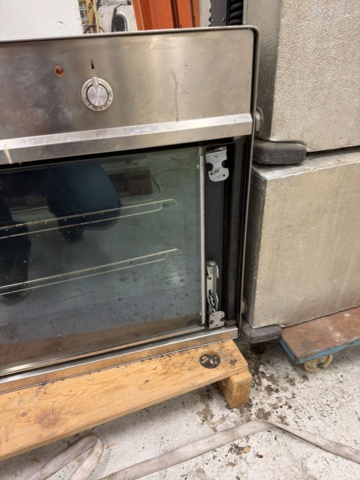 1566687-10 Restaurangutrustning - kylskåp, ugn, korvvärmeri och värmeskåp