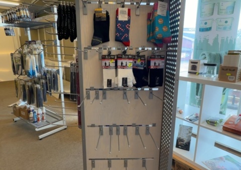 Butiksställ med innehåll - Strumpor, skohorn, broddar, m.m.