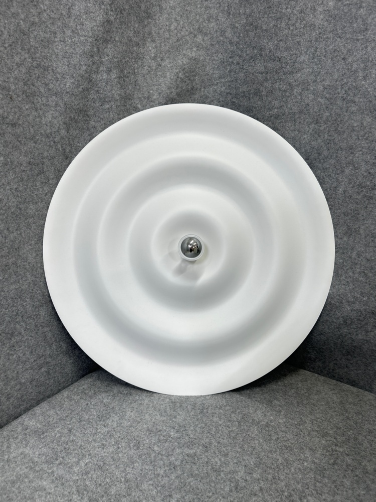 Lampa, sidobord och gardiner med skenor | PS Auction