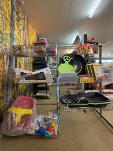 1529992-1 Lot of toys and leisure items