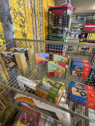 1529992-4 Lot of toys and leisure items