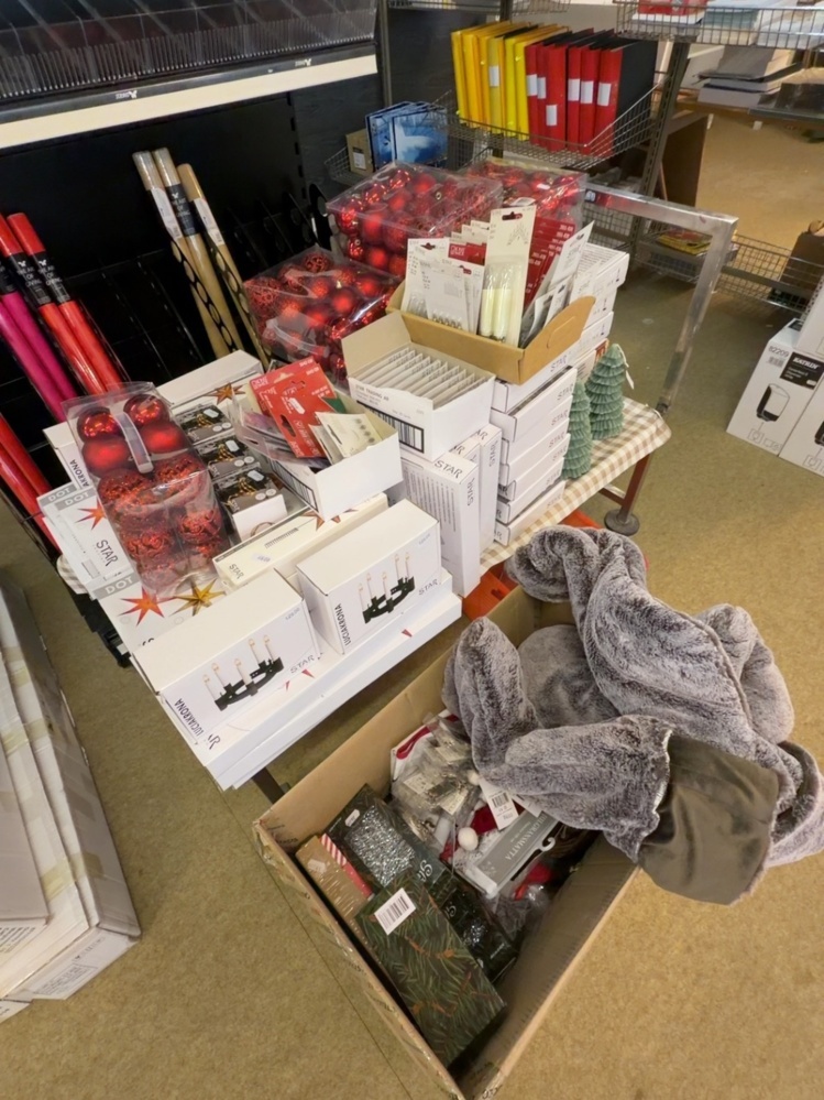 1529995-1 Hylla för presentpapper med innehåll - Juldekorationer