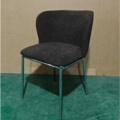 1570039-1 Matstol i ljus bouclé med rundad sits och rygg 4st
