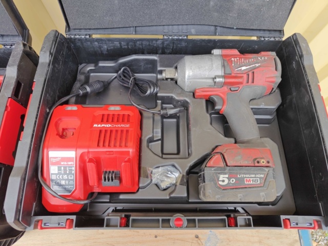 1484508-3 Milwaukee screwdriver and nut driver