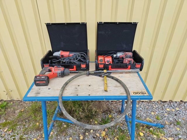 1484511-1 Milwaukee angle grinder, vibratory drill and nut driver