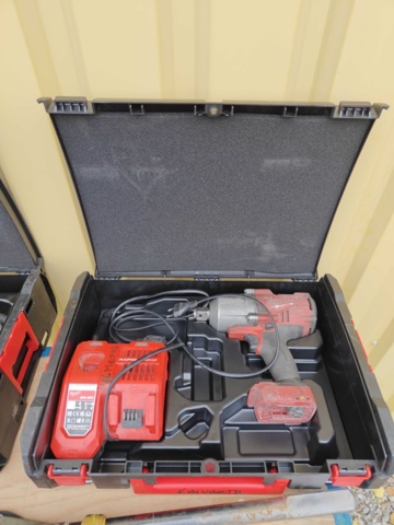 1484511-2 Milwaukee angle grinder, vibratory drill and nut driver