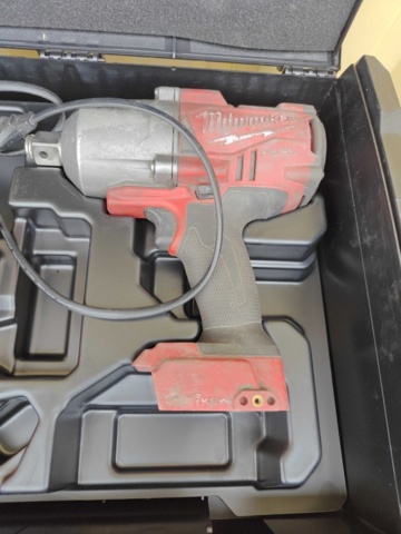 1484511-3 Milwaukee angle grinder, vibratory drill and nut driver