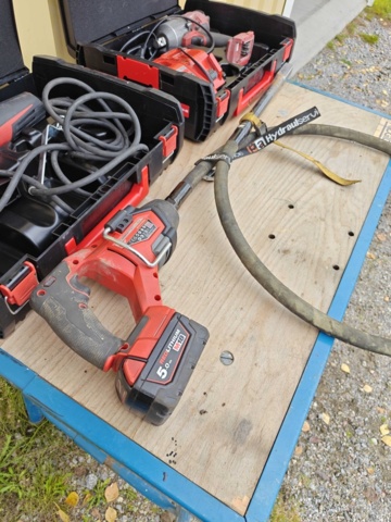 1484511-8 Milwaukee angle grinder, vibratory drill and nut driver