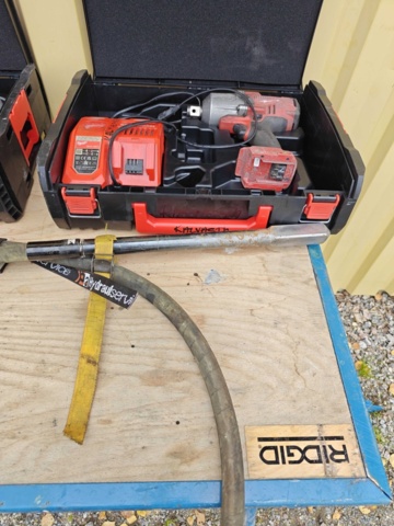 1484511-12 Milwaukee angle grinder, vibratory drill and nut driver