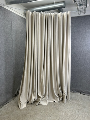 1436439-11 Lamp, side table and curtains with rails