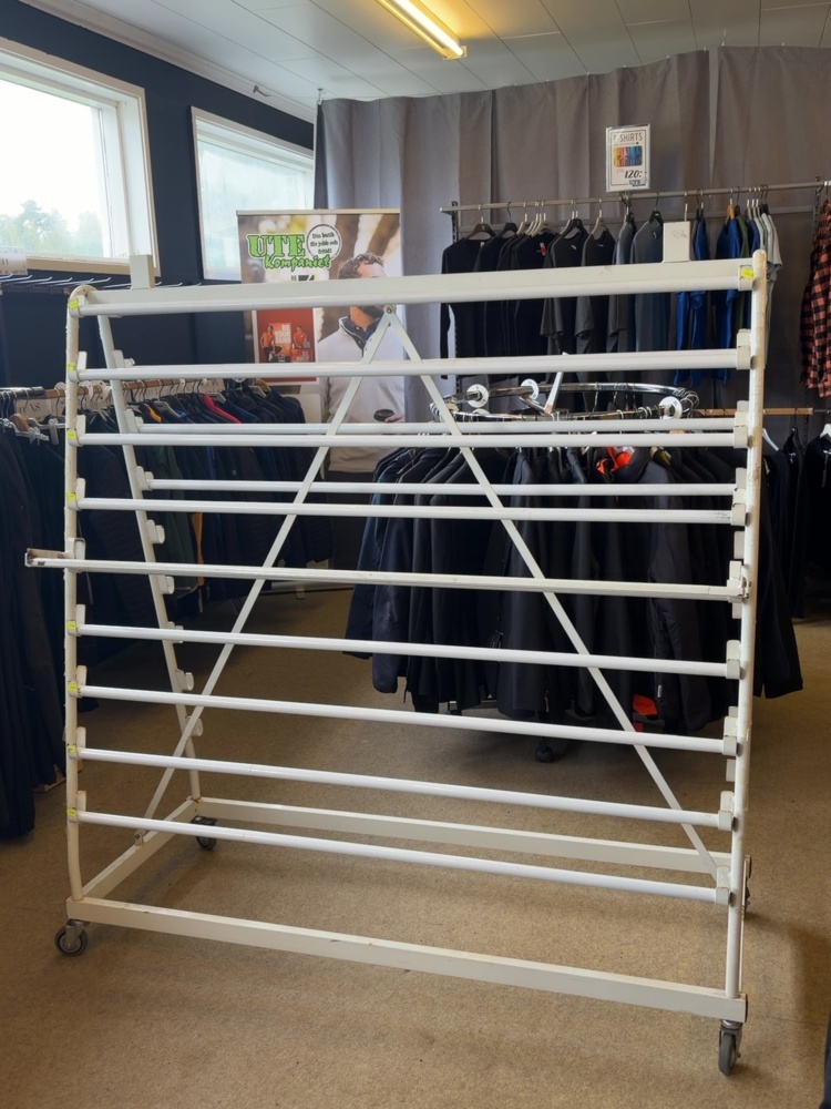 1530011-1 Displayställ på hjul