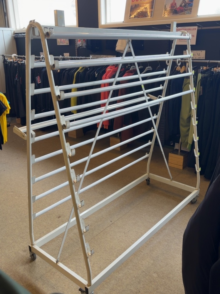 1530011-2 Displayställ på hjul