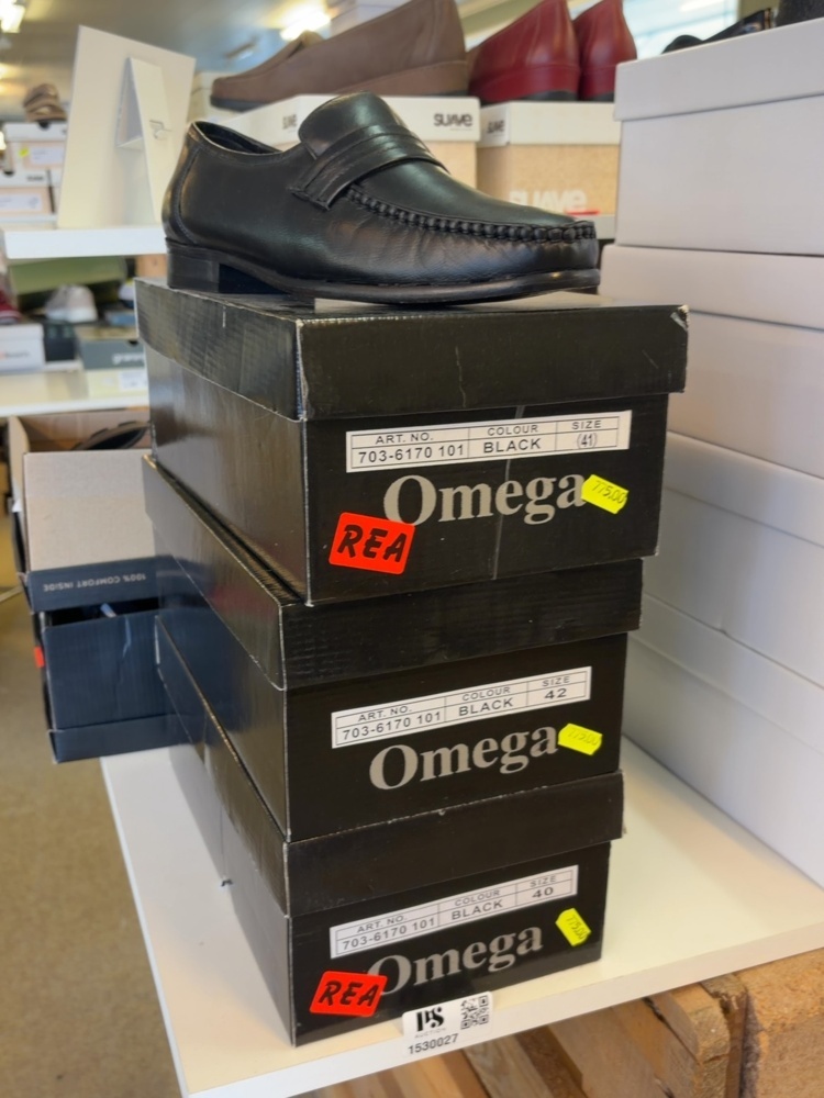 1530027-1 Samling med skor - Omega