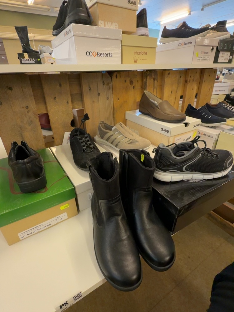 1530047-1 Samling med diverse skor