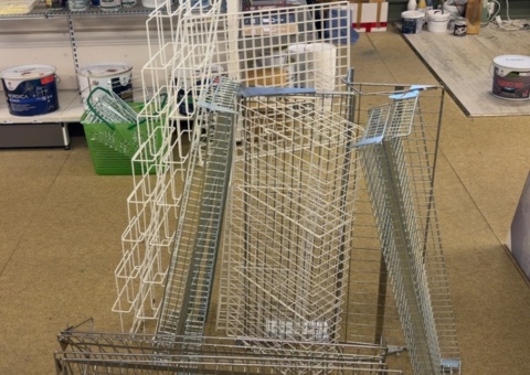 Samling med butiksinredning i metall