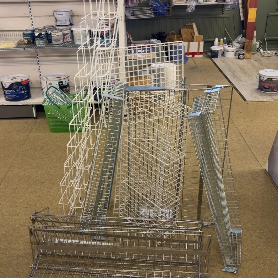 1530067-1 Samling med butiksinredning i metall