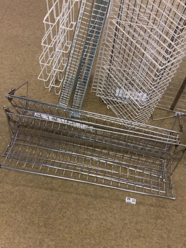 1530067-2 Samling med butiksinredning i metall