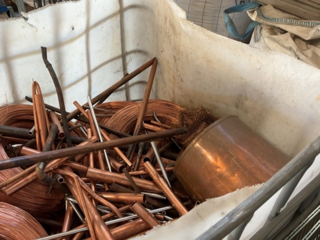 1500208-4 Blandad Metallskrot i kopparfärg