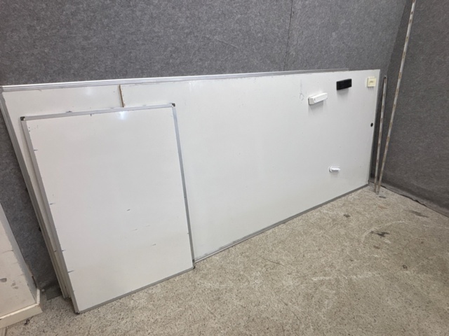 1546161-8 4 desks, mailboxes, whiteboards etc.
