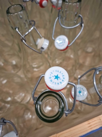 1570592-3 Sortiment med glasflaskor