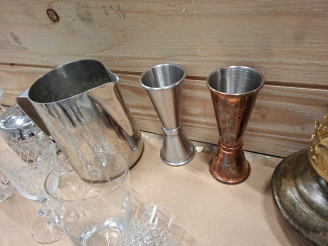 1570598-8 Engångsartiklar, kvittorullar, snappsglas m.m.
