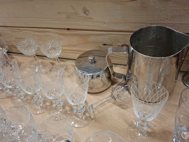 1570598-9 Engångsartiklar, kvittorullar, snappsglas m.m.