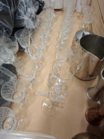 1570598-10 Engångsartiklar, kvittorullar, snappsglas m.m.