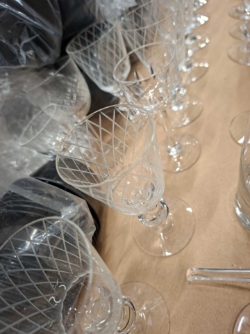 1570598-12 Engångsartiklar, kvittorullar, snappsglas m.m.