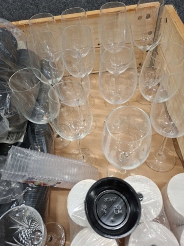 1570598-19 Engångsartiklar, kvittorullar, snappsglas m.m.