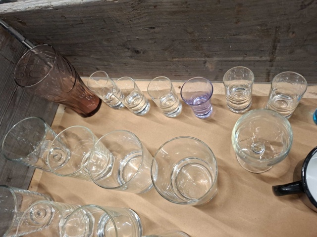 1570599-4 Sortiment med glas, koppar m.m.
