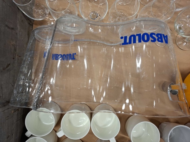 1570599-6 Sortiment med glas, koppar m.m.