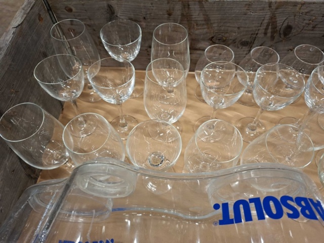 1570599-7 Sortiment med glas, koppar m.m.