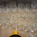 1570599-8 Sortiment med glas, koppar m.m.