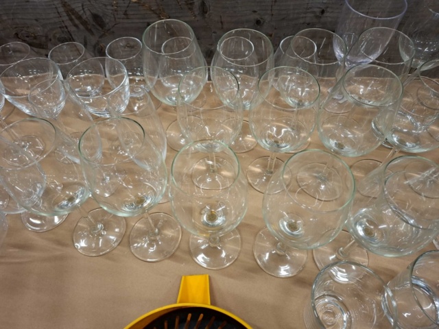 1570599-8 Sortiment med glas, koppar m.m.