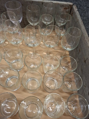 1570599-9 Sortiment med glas, koppar m.m.