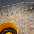 1570599-10 Sortiment med glas, koppar m.m.