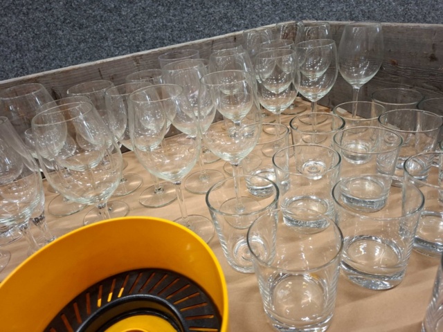1570599-10 Sortiment med glas, koppar m.m.