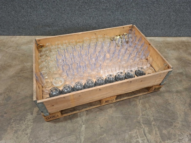1570602-1 Sortiment med glas, brukar m.m.