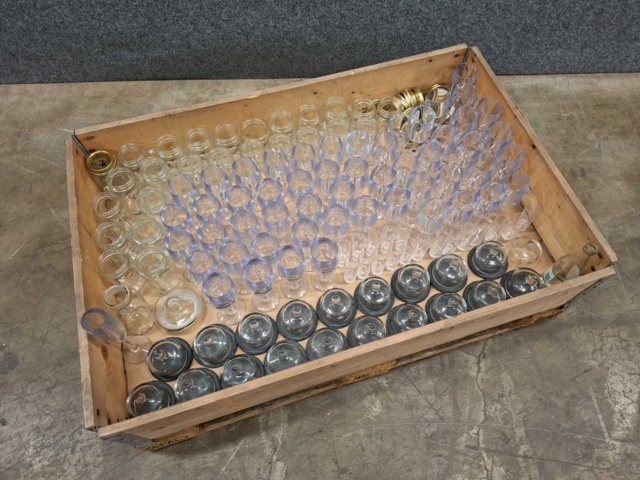 1570602-2 Sortiment med glas, brukar m.m.