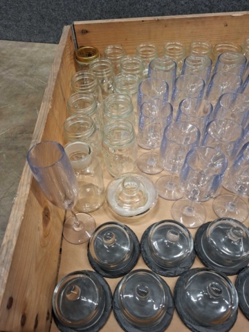 1570602-3 Sortiment med glas, brukar m.m.