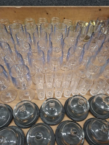 1570602-4 Sortiment med glas, brukar m.m.