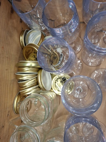 1570602-5 Sortiment med glas, brukar m.m.