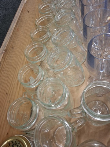 1570602-6 Sortiment med glas, brukar m.m.