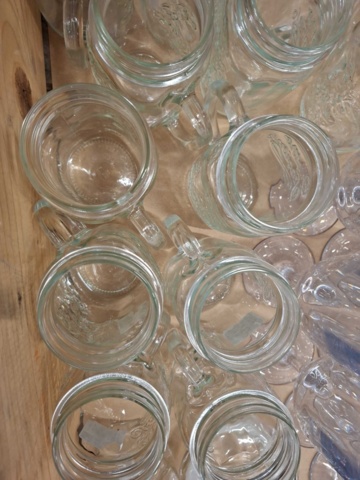 1570602-7 Sortiment med glas, brukar m.m.