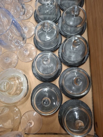 1570602-9 Sortiment med glas, brukar m.m.
