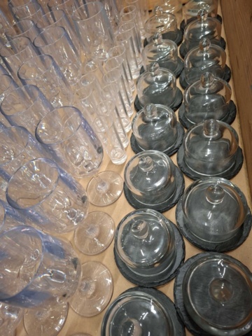1570602-10 Sortiment med glas, brukar m.m.