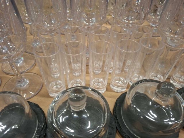 1570602-11 Sortiment med glas, brukar m.m.