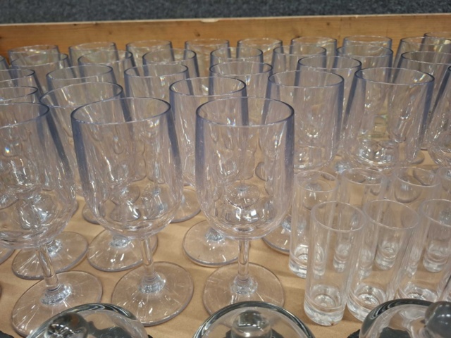 1570602-12 Sortiment med glas, brukar m.m.
