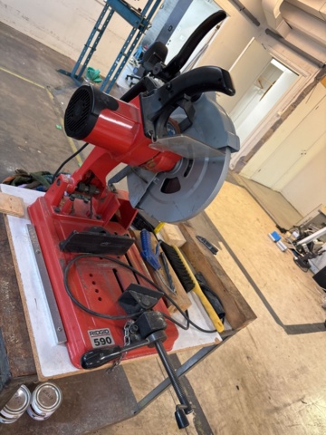 1511352-3 Kap- och geringssåg med hyllvagn - Ridgid 590