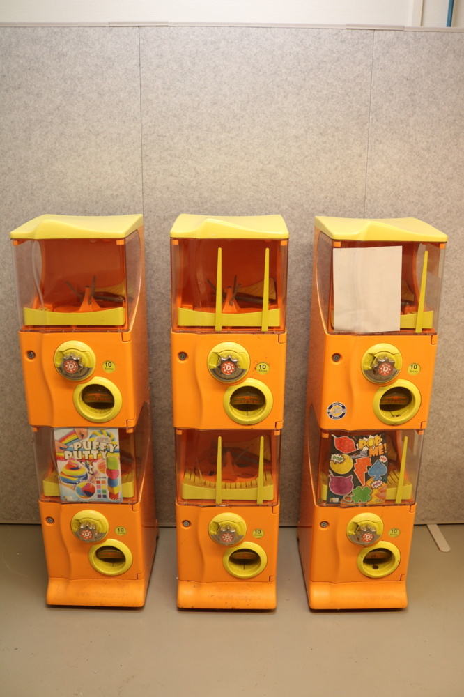 1515200-2 6 Vending machines